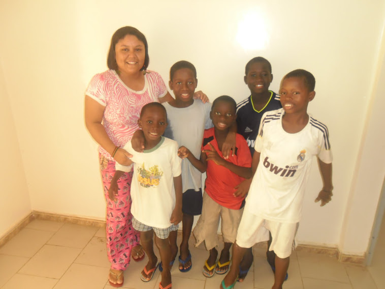 Eu e os meninos da Casa Esperanca no Senegal