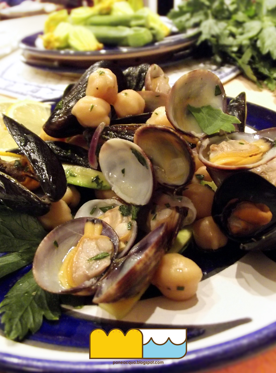 Una parete verde petrolio e un' insalata di cozze e vongole Imbiancare fiori sul muro