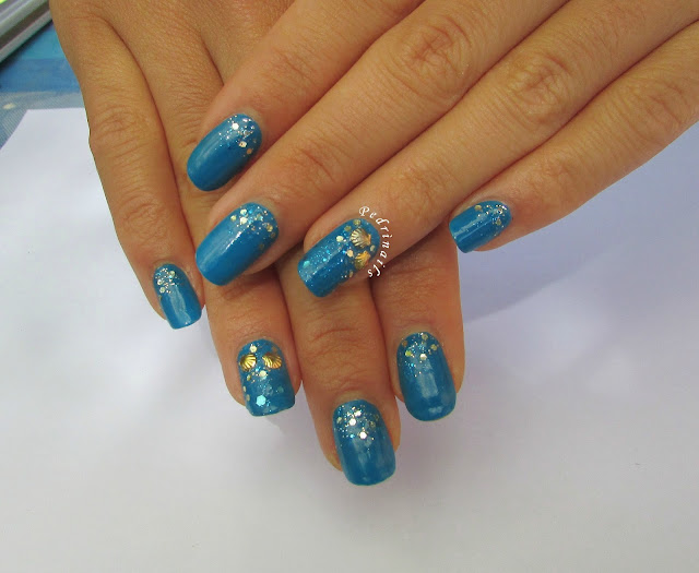 Blue and gold glittered accent manicure with seashells - photo © Pedrìnails