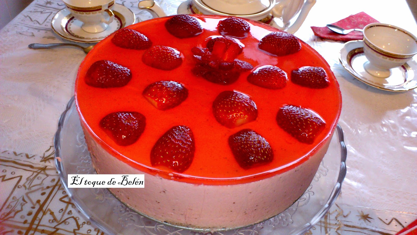 Tarta De Mousse De Fresas Cholocate Blanco Y Praline De Avellanas   
