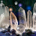 Cuando un cristal está boca abajo, manda energía a los chakras inferiores, se deben usar las piedras con la punta hacia arriba hacia la cabeza