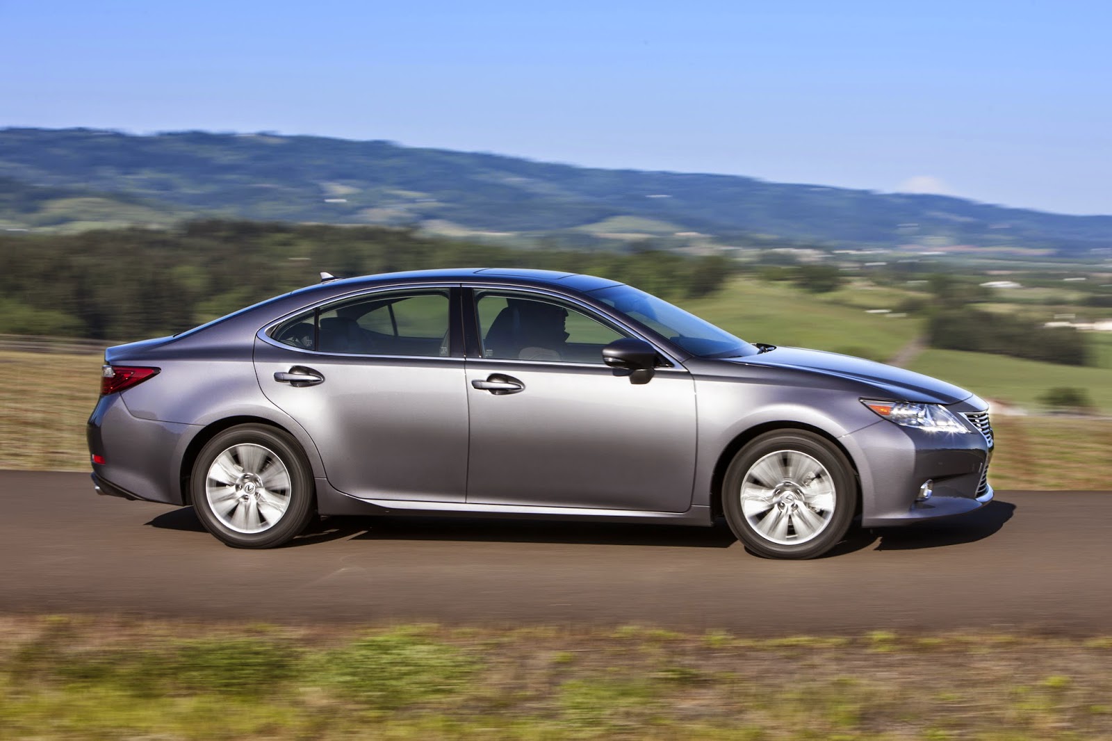 2015 Lexus ES350 side view Side view of 2015 Lexus ES350