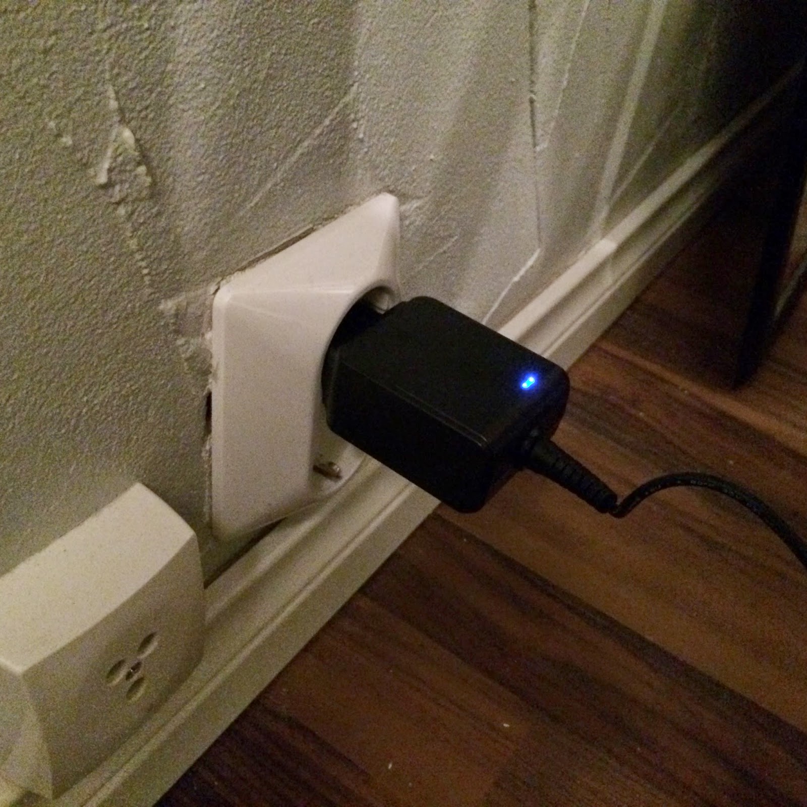 virtalähde seinässä