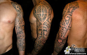 Ce tatouage polynésien de bras intégrale, s'adapte parfaitement à la . (tatouage polynesien du bras)