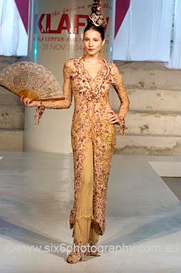The Original Indonesia Clothing: Kebaya Pengantin Modern Terbaru 2011