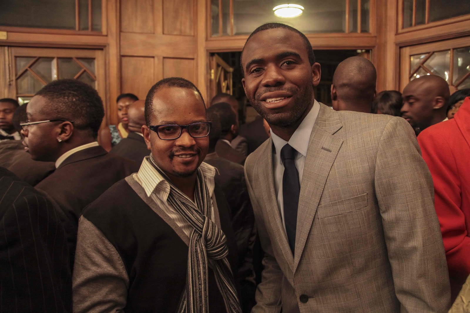 Frank Eyembe akila pozi na Fabrice Muamba Frank Eyembe akila pozi na Fabrice Muamba
