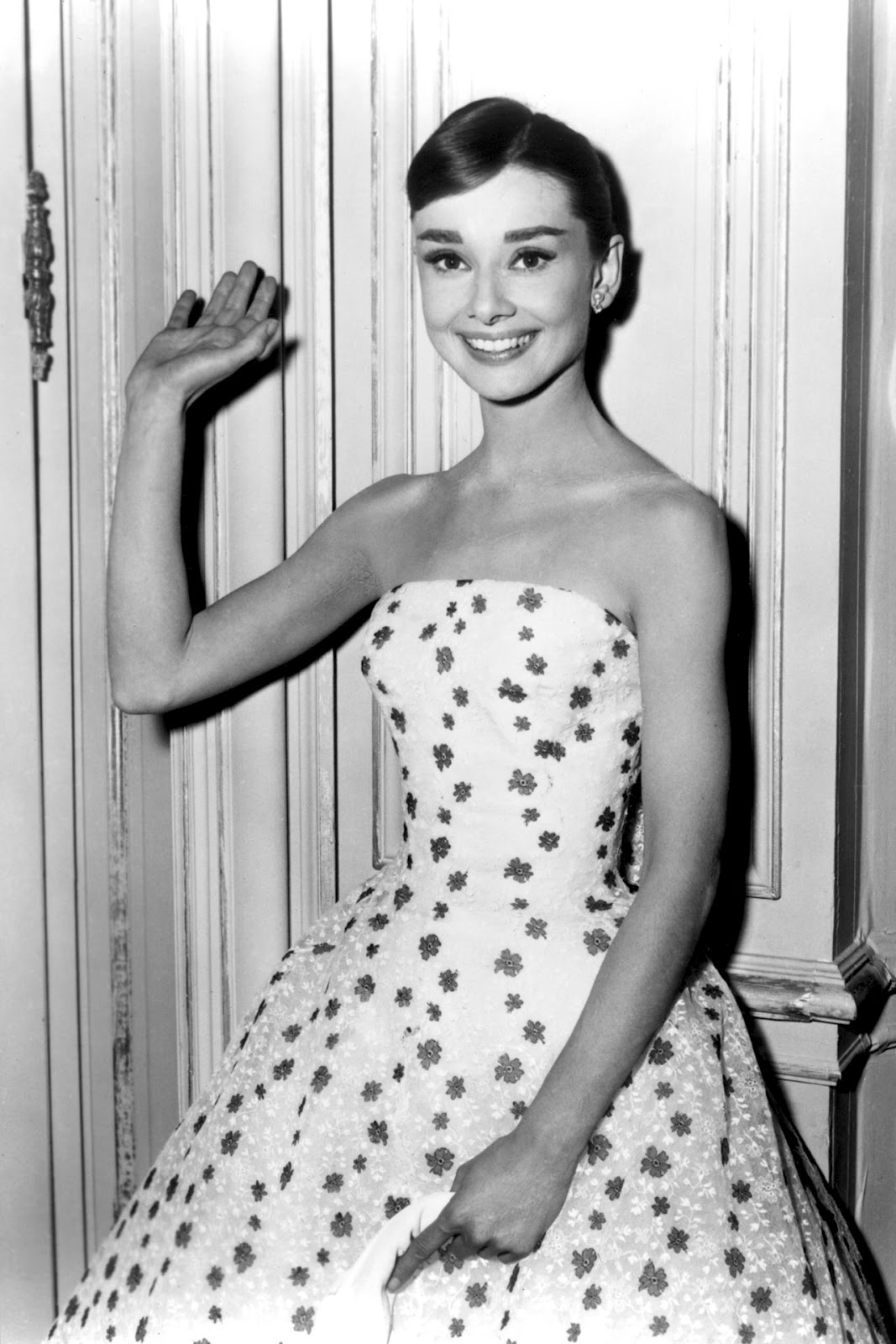 http://4.bp.blogspot.com/-N_UDJmUDw5k/UFm8yV_mvnI/AAAAAAAAAhI/-kQiuloWkRc/s1600/AHepburn04_V_18Nov11_rex_b1957+FLORAL+GOWN.jpg