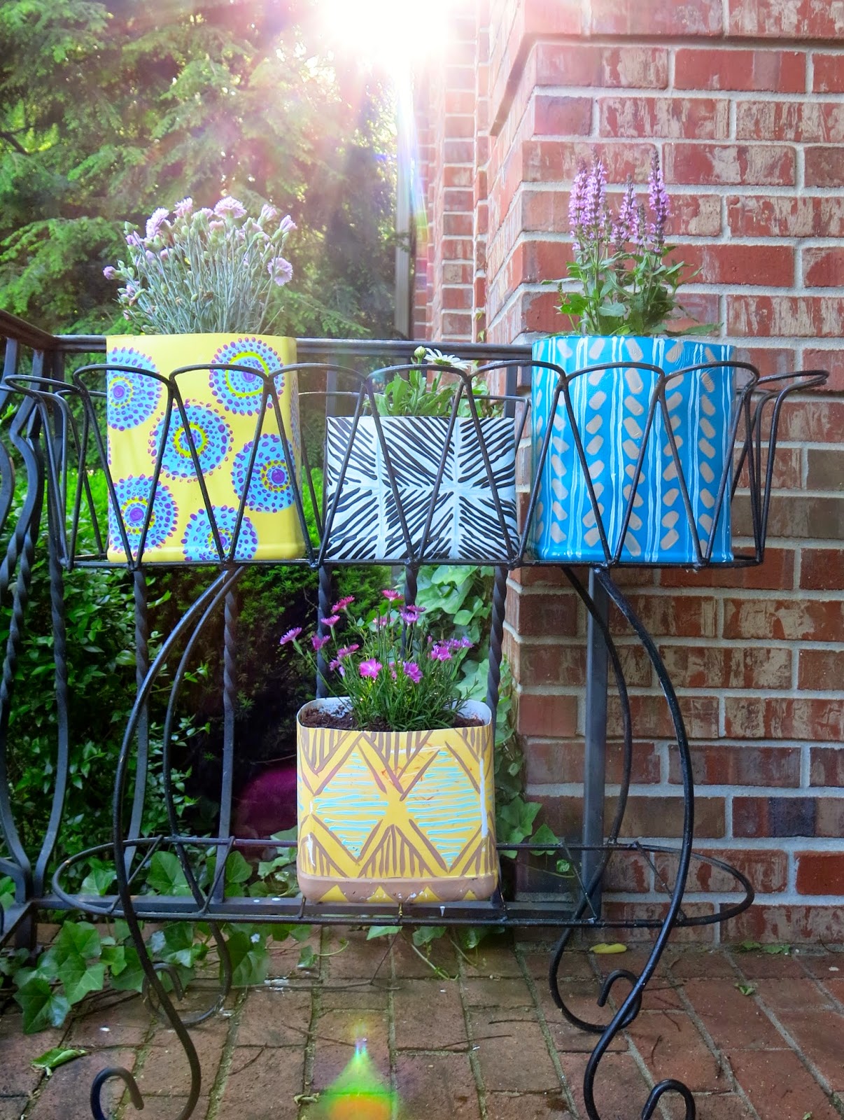 Cassie Stephens DIY Kitty Litter Containers to Patterny Planters!