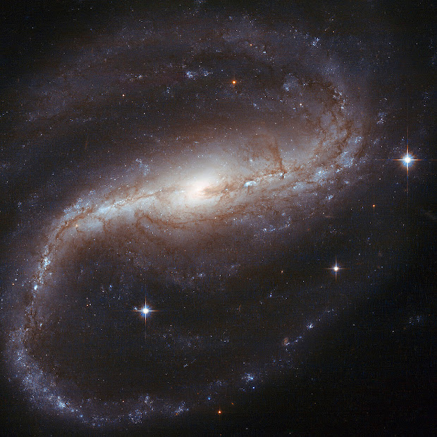 Hubble captures Galaxy NGC 7479: Spiral spins both ways!