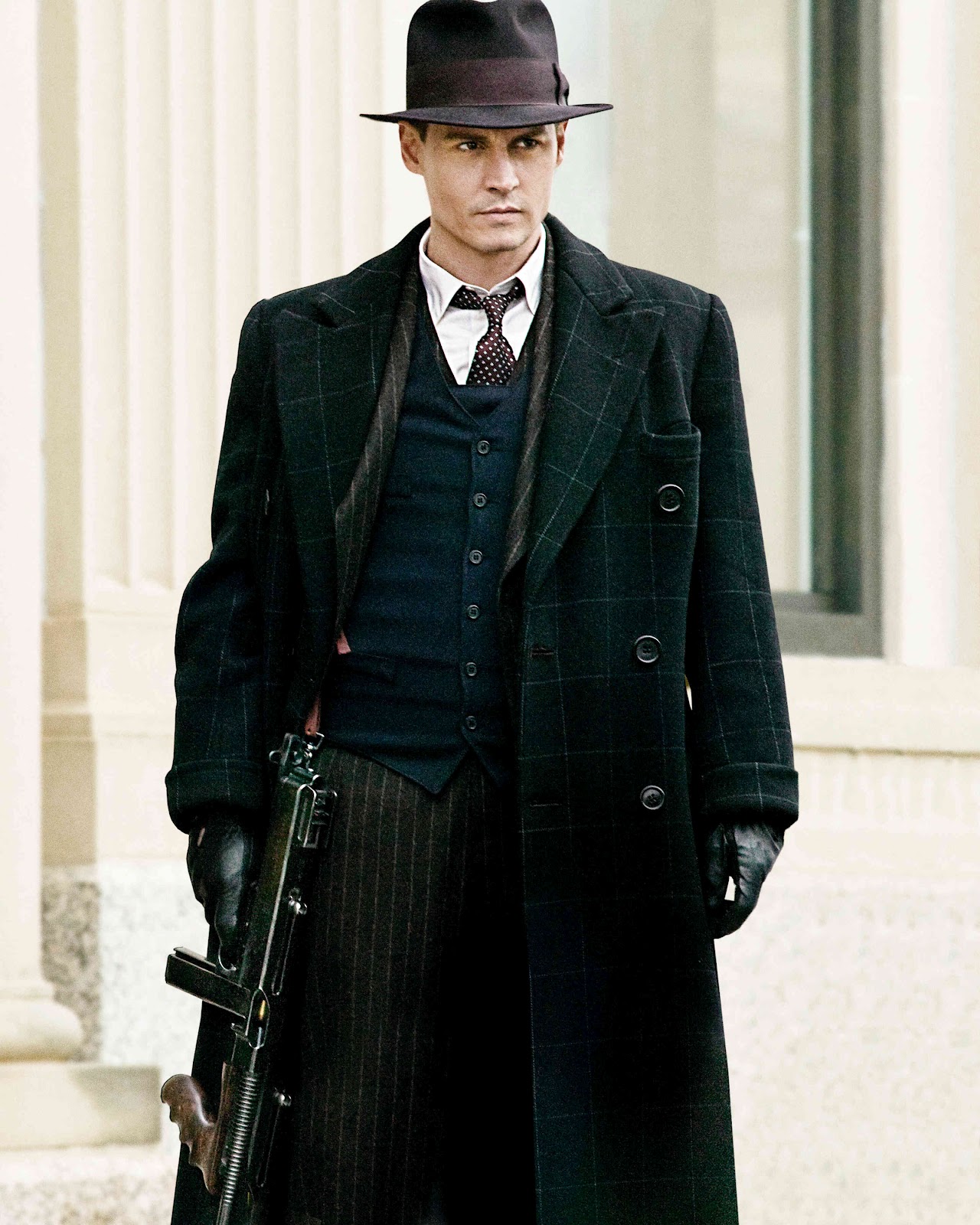 http://4.bp.blogspot.com/-NbsGnOuB7sg/T6RZV8OCg8I/AAAAAAAACBw/09At0Jipx4M/s1600/public_enemies25.jpg