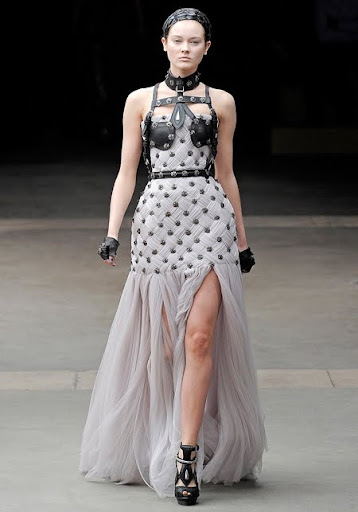 Alexander McQueen булчинска рокля с кожени ремъци Alexander McQueen булчинска рокля с кожени ремъци
