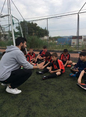 οδηγίες του προπονητή στο παιδικό τμήμα της ακαδημίας