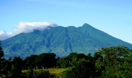 catatan kecil: 5 gunung paling angker di indonesia