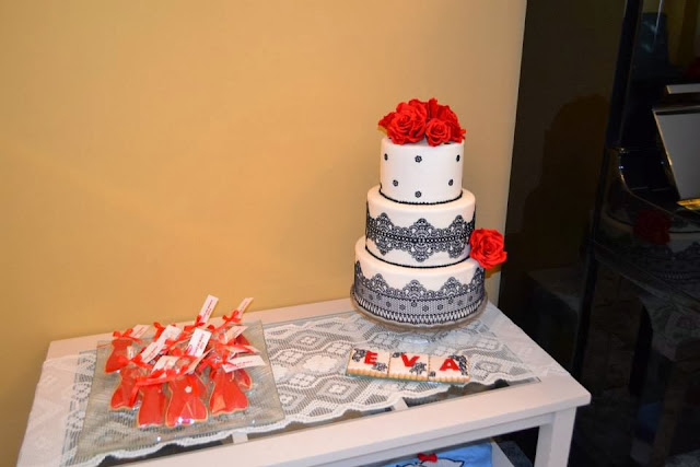 Tarta y galletas Tarta tres pisos Boda Rosas Rojas y encaje de azucar Sugarveil sugar dreams Gandia elegante fondant moderna sofisticada dia especial celebracion comunion aniversario oro plata