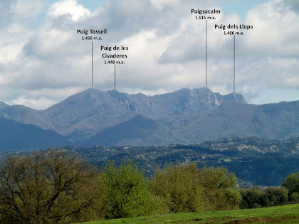 El Puigsacalm i muntanyes veïnes vista després de Can Serrabou El Puigsacalm i muntanyes veïnes vista després de Can Serrabou