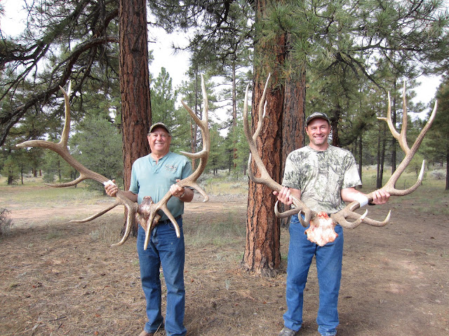 Jim+with+354+bull+elk+on+the+left+and+Jeff+with+his+380+bull+on+the+right+with+COlburn+and+Scott+Outfitters.JPG