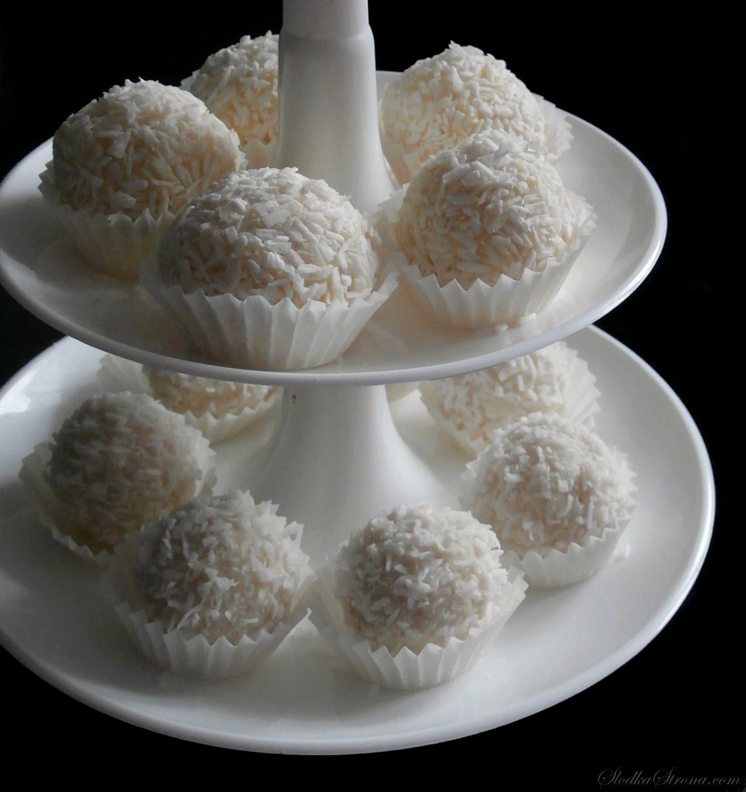 Domowe Kokosowe Pralinki - a'la Raffaello - Przepis - Słodka Strona Domowe Kokosowe Pralinki - a'la Raffaello - Przepis - Słodka Strona