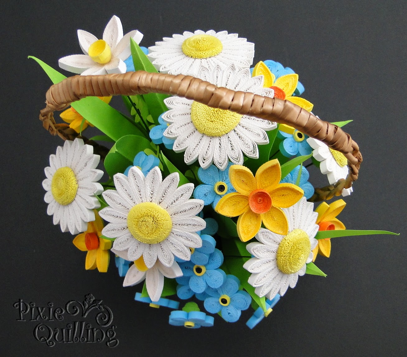 Papírvilág basket with quilled flowers / quilling virágos kosár