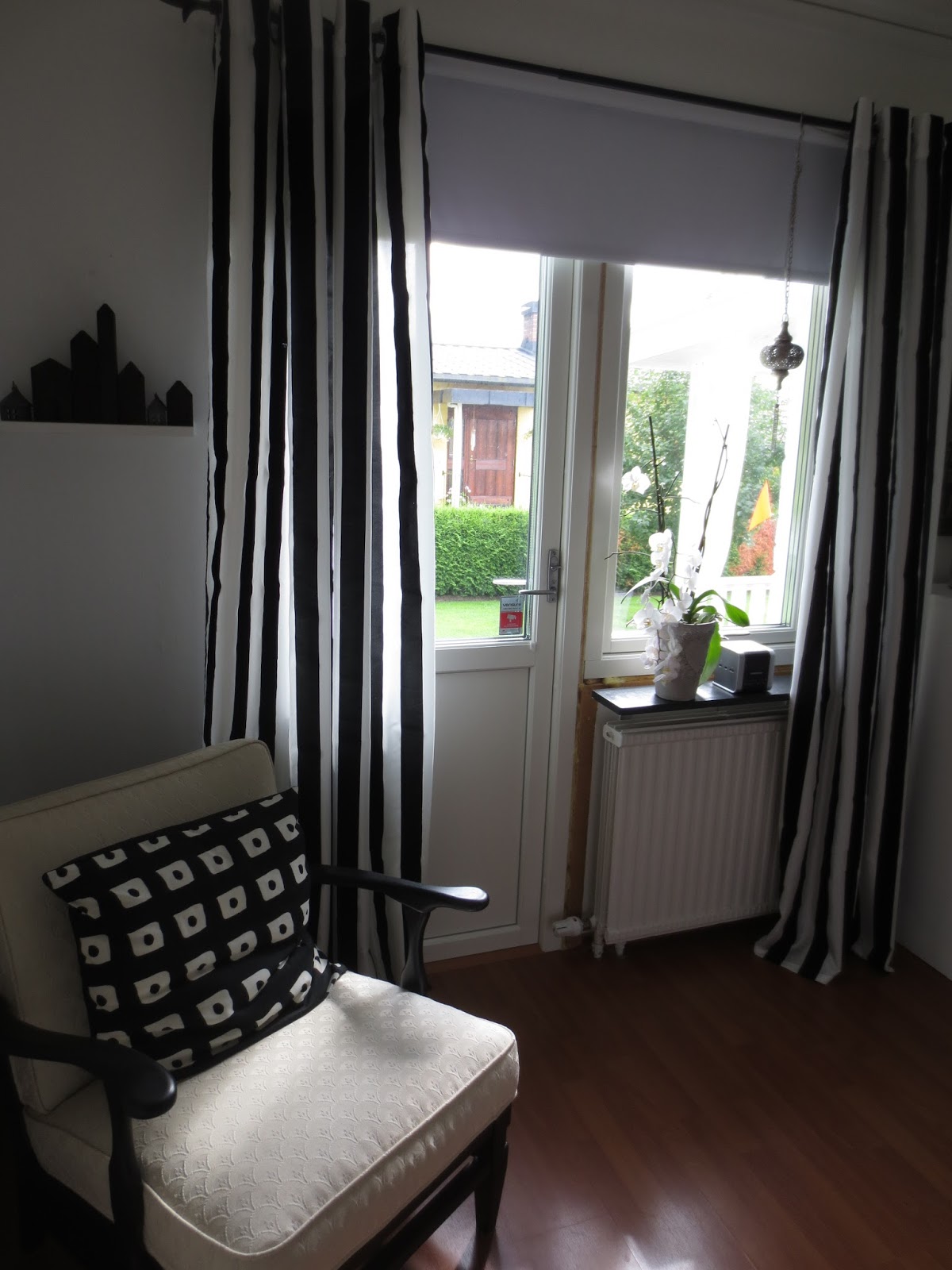 Vita huset 28: svart/vitt