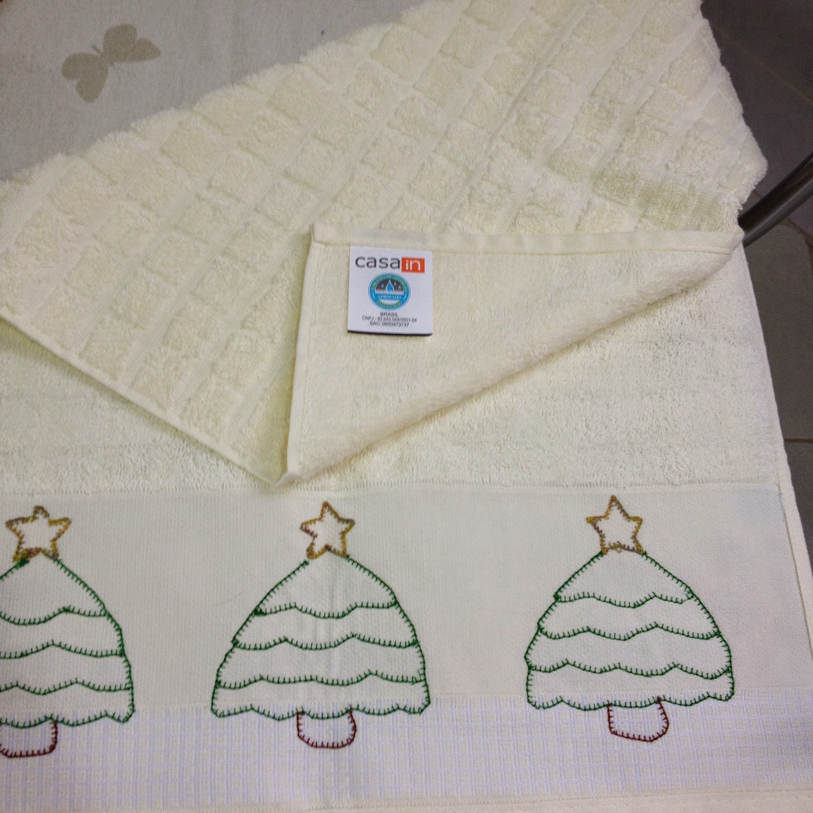 Pano de Copa com bordado de Árvore de Natal by Ateliê Madrica Pano de Copa com bordado de Árvore de Natal by Ateliê Madrica