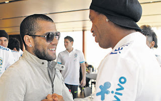 Dani Alves: «Ronaldinho echa de menos al Barça»