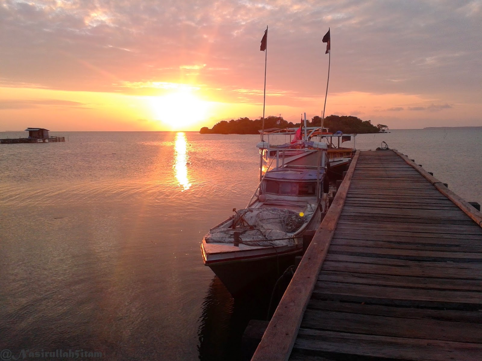 Sunset terabadikan dengan kamera hp dipelabuhan Mrican, Kemujan, Karimunjawa Sunset terabadikan dengan kamera hp dipelabuhan Mrican, Kemujan, Karimunjawa