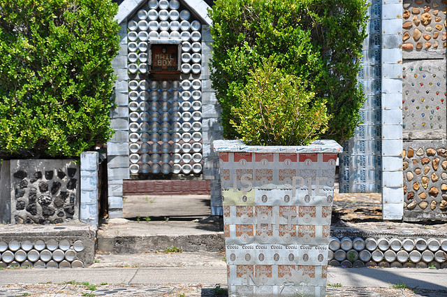Casa construída com latinhas de cerveja e outros objetos reciclados