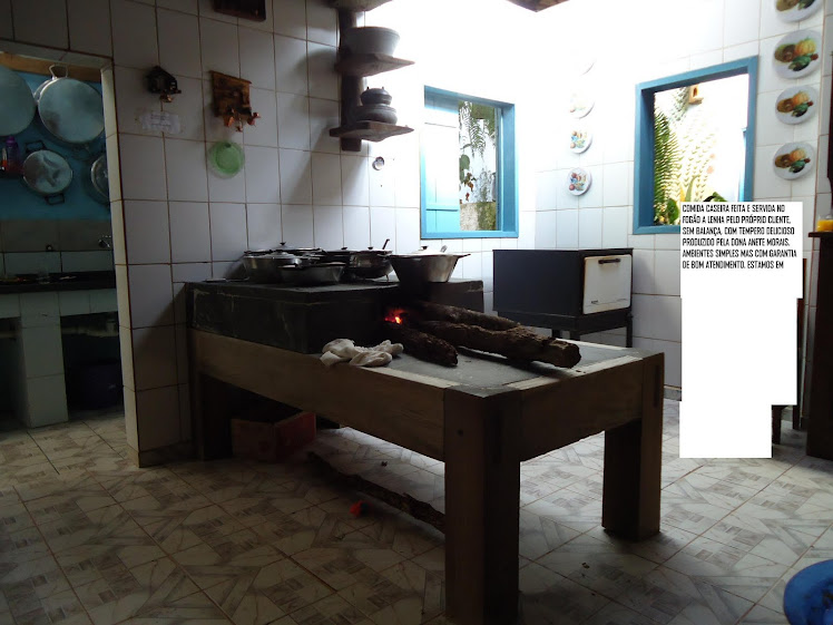 COZINHA DA POUSADA MORAIS COM SEU FOGÃO A LENHA EM PEDRA E MADEIRA DE LEI.