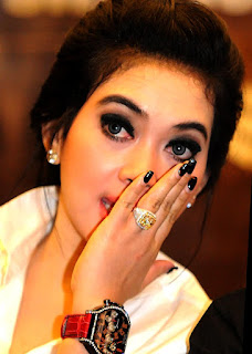 model jam tangan wanita artis model jam tangan wanita artis