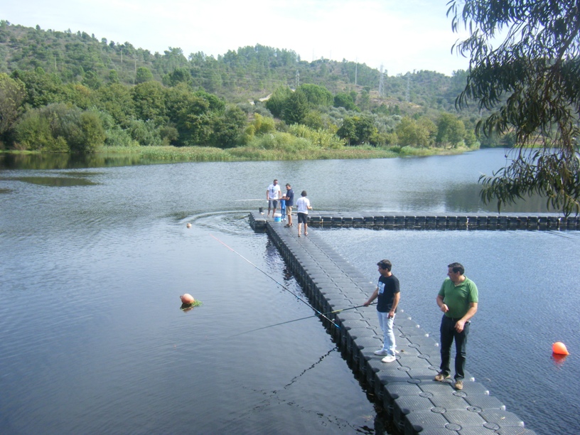 Pescadores a tentar pescar
