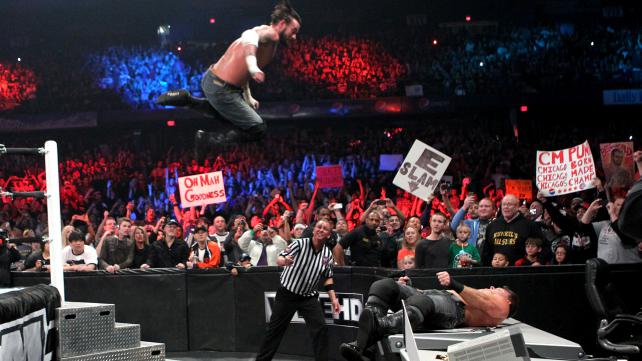 RESULTADOS - WWE Raw desde Nashville, Tennessee - POST WRESTLEMANIA 7 Diving+Elbow+drop+al+exterior