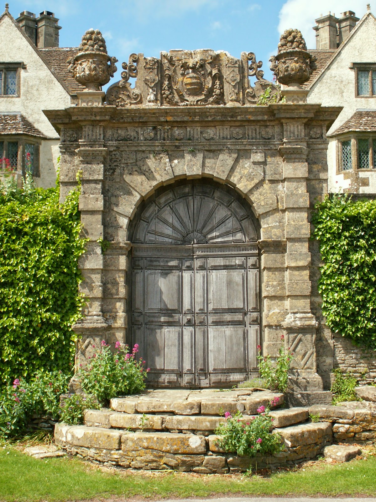 CUBO ET EXCUBO Cold Ashton Manor, Gateway