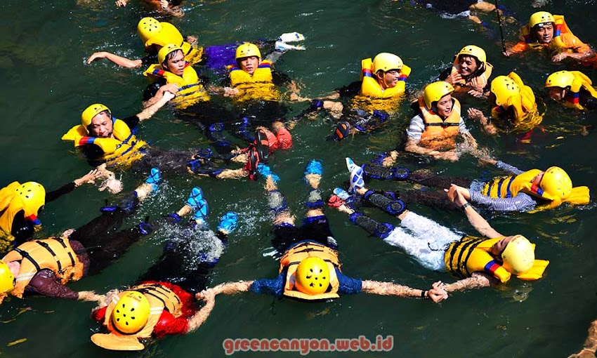 Body Rafting di Green Canyon