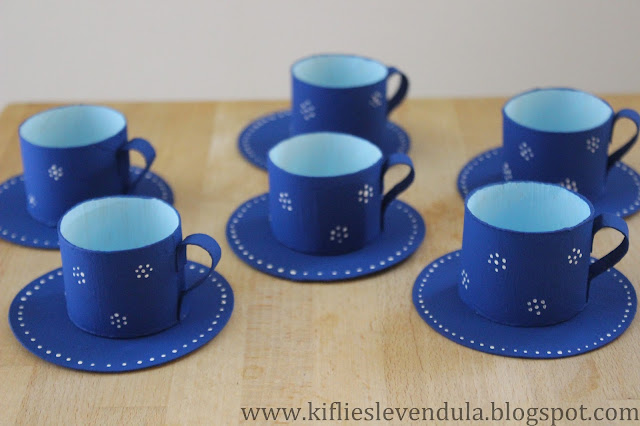 Seis tacitas de té hechas con rollos de cartón y pintadas de azul