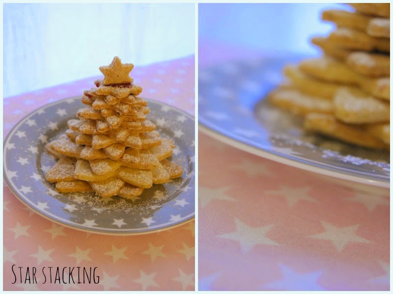Bloggerparade Adventszauber. Thema Sternenglanz. Weihnachtsbaum zum Aufessen einfach selbst machen: Plätzchenbaum mit friesischem Buttergebäck und rotem Gelee. Dazu After Eight Liquid - heiße Schokolade/Kakao mit feiner Pfefferminznote - einfach & schnell, aber lecker! Präsentiert auf Green Gate (Star Warm Grey) & Krasilnikoff. Make eatable Christmas tree by yourself: Cookie Tree with Frisian butter biscuits and red jelly. For this purpose, After Eight Liquid - hot chocolate / cocoa with peppermint fine grade - quick & easy, but delicious! Presented on Green Gate (Star Warm Grey) & Krasilnikoff.