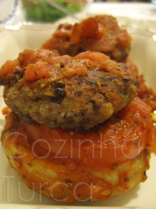 Corações de Alcachofra Recheados com Kaftas (Köfteli Enginar Kebabı)