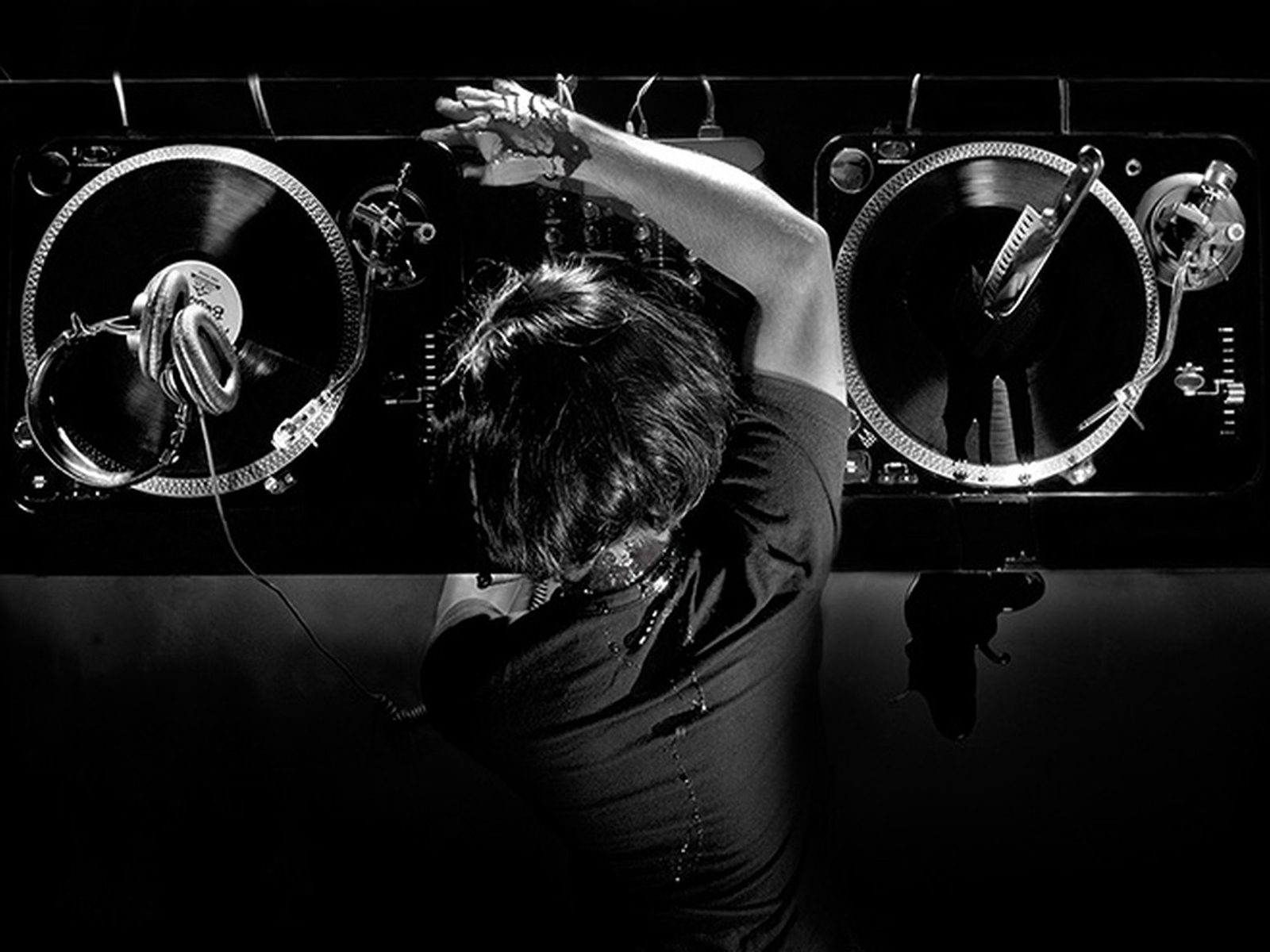 http://4.bp.blogspot.com/-NsHCXPvqlw0/TmkU3TtN0FI/AAAAAAAAAG0/CJiIuoAAkq0/s1600/Dj%2BOn%2BDecks%2B1600x1200%2BClub%2BMusic%2BWallpaper.jpg