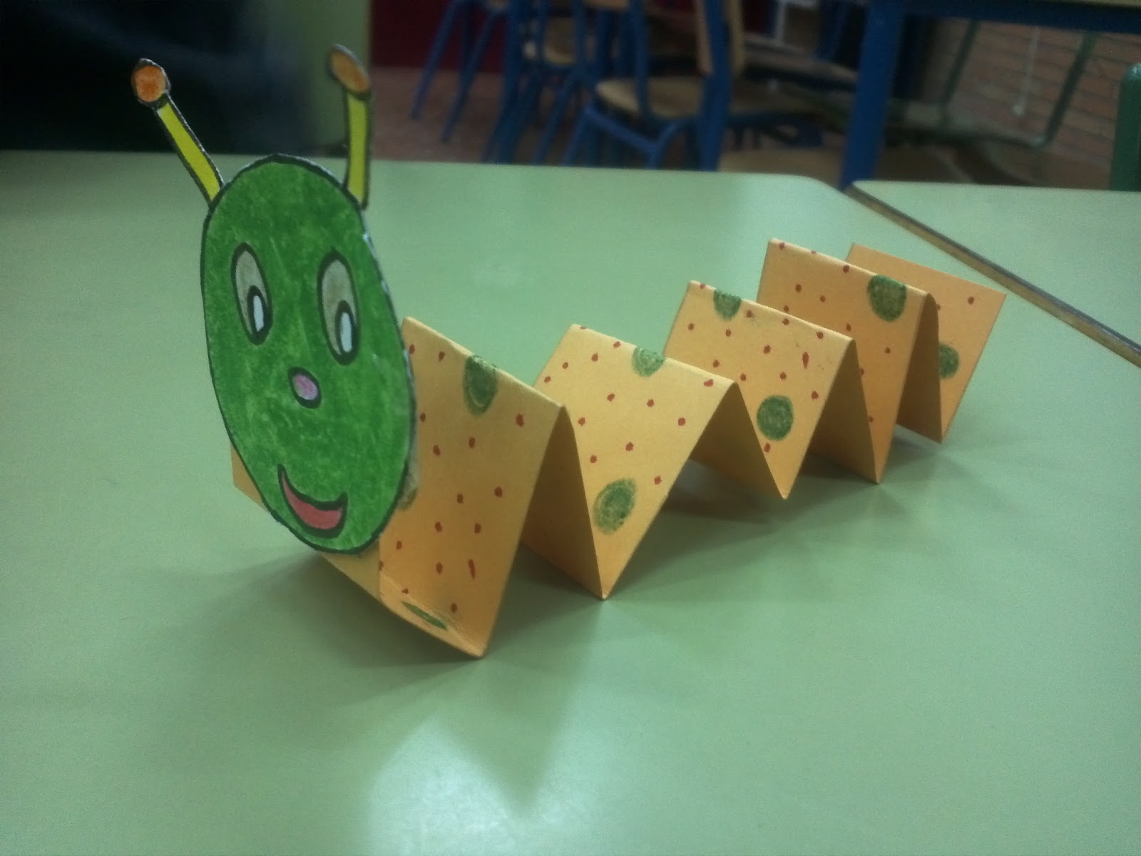 Ventana a las manualidades: Gusano para los más peques