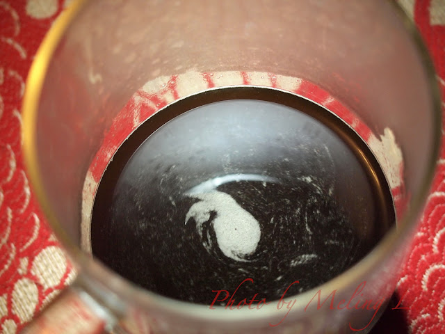 Starbucks VIA instant coffee powder plug and pour