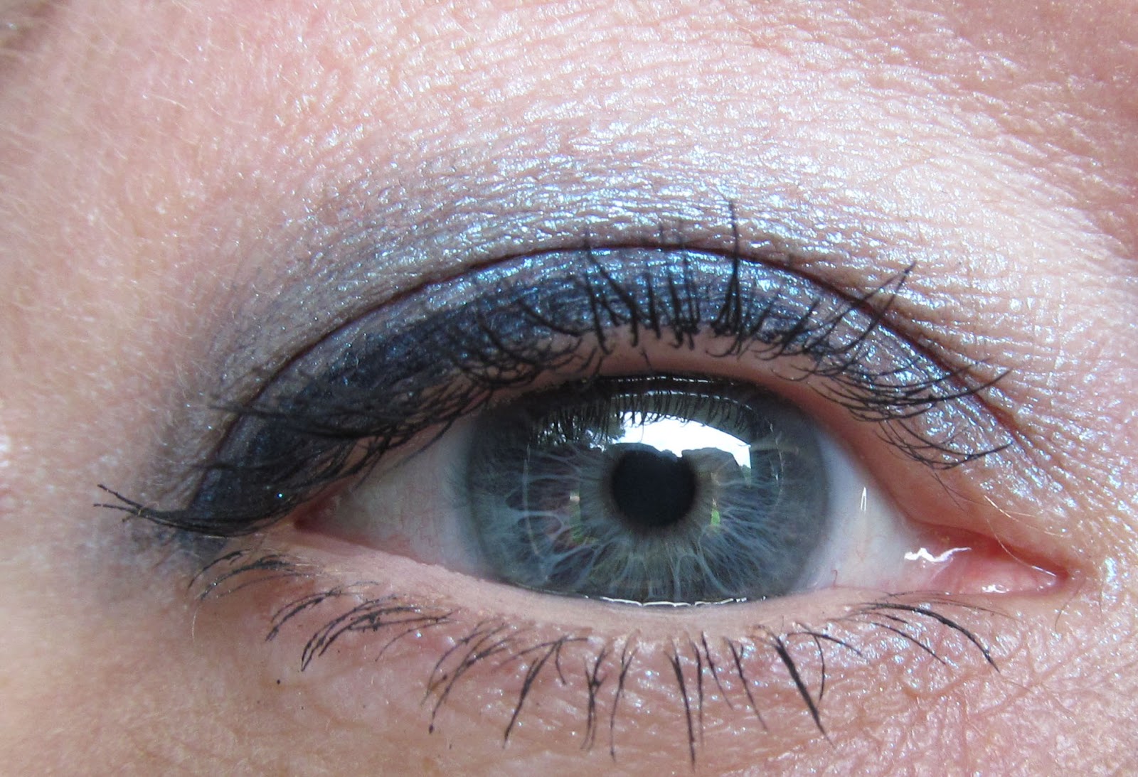 Bon Vivant Beauty L'Oreal Infallible Gel Lacquer Liner in Navy