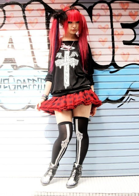 My friend ... Japanese+Street+Style-Black+&+Red+Outfit-Black+&+Red+Dyed+Hair-Japanese+Girl