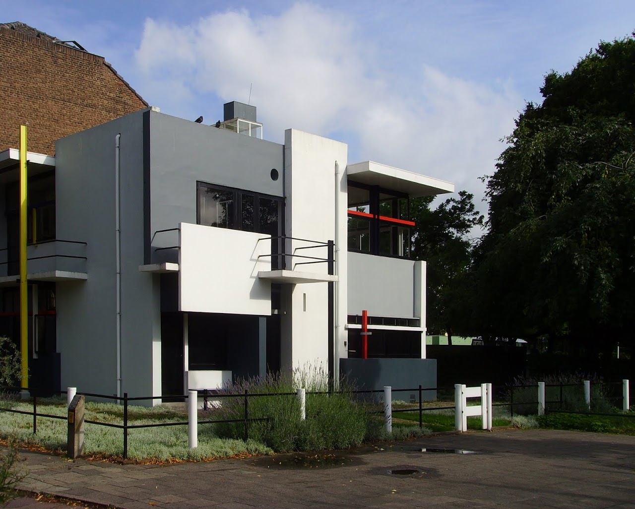 http://4.bp.blogspot.com/-Nv1wKdm7EFs/TYuN2sCoCHI/AAAAAAAAAKE/Cdv5x_7G_Ok/s1600/Rietveld-SchroderhuisUtrechttheNetherlands.jpg
