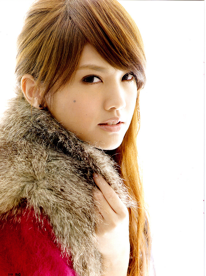 oh oh and this is rainie yang with her straight bang :D