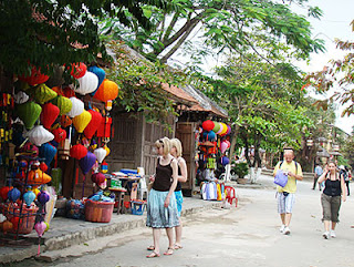 Blog vietnam cuts tourist decline to a thin margin