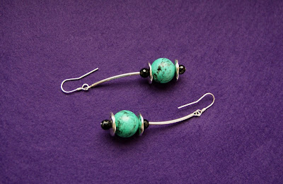 kolczyki z kamieniami naturalnymi modernistyczne kolczyki z howlitem