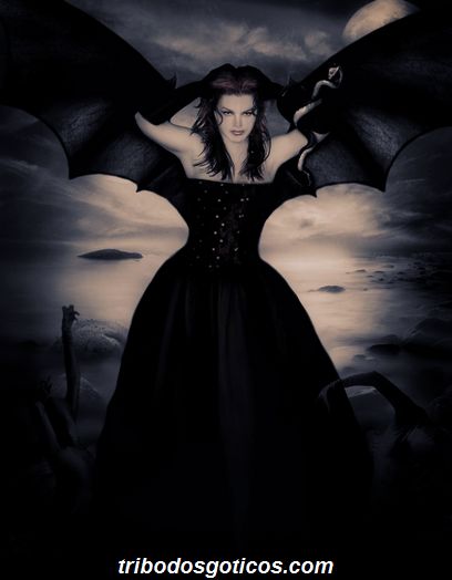 mulher com assas preta de morcego gotica