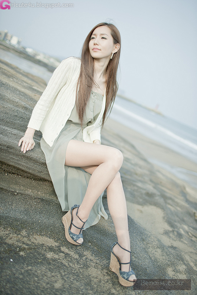 xxx nude girls: Lee Gyu Ri in White