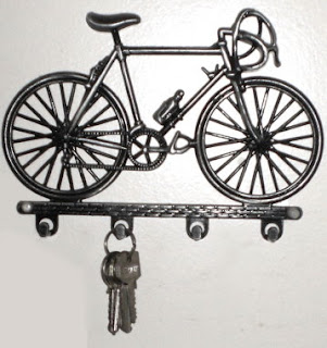 Porta chaves em metal em formato de bicicleta. Porta chaves em metal em formato de bicicleta.