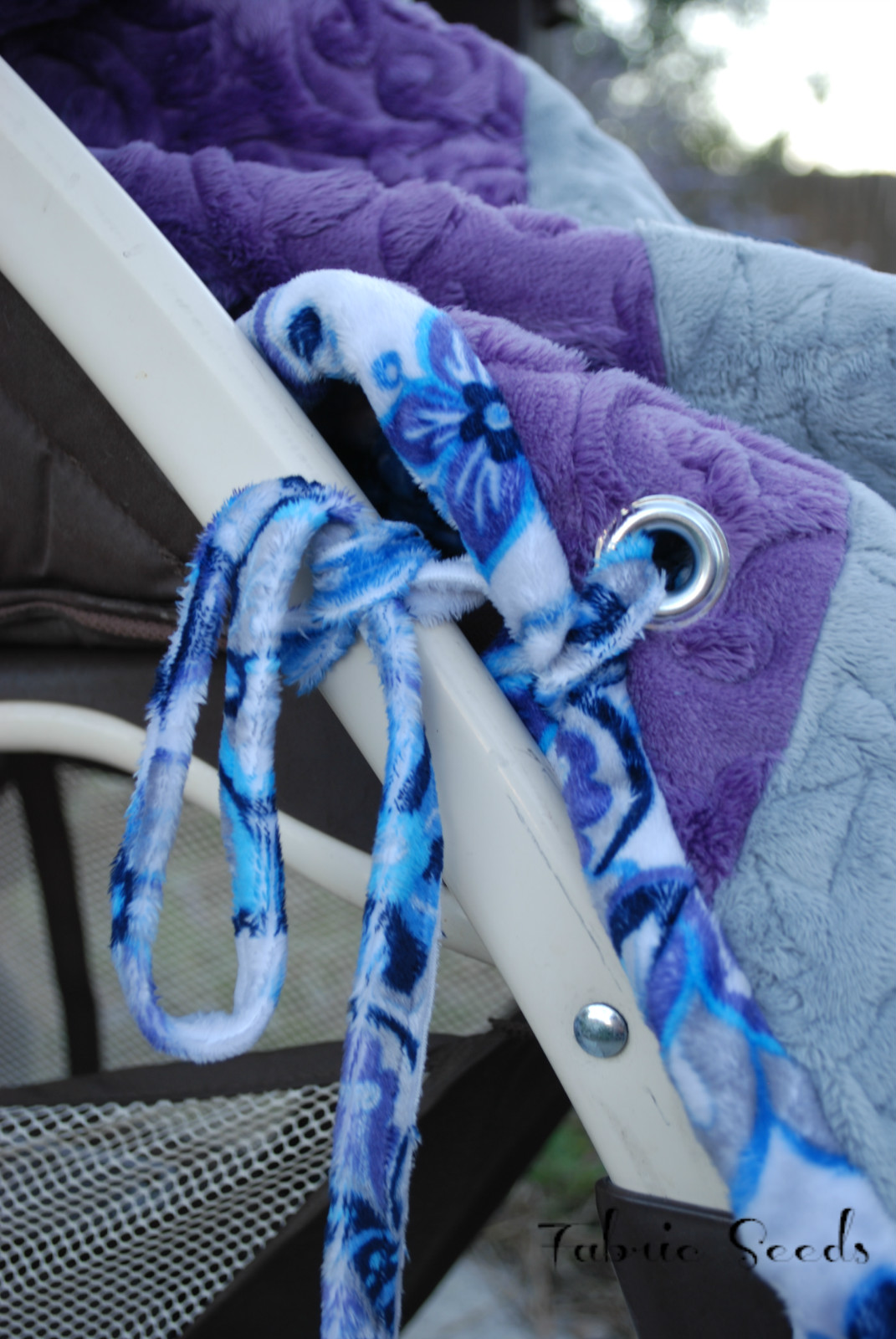 Fabric Seeds Cuddle Stroller Quilt With Ties Tutorial
