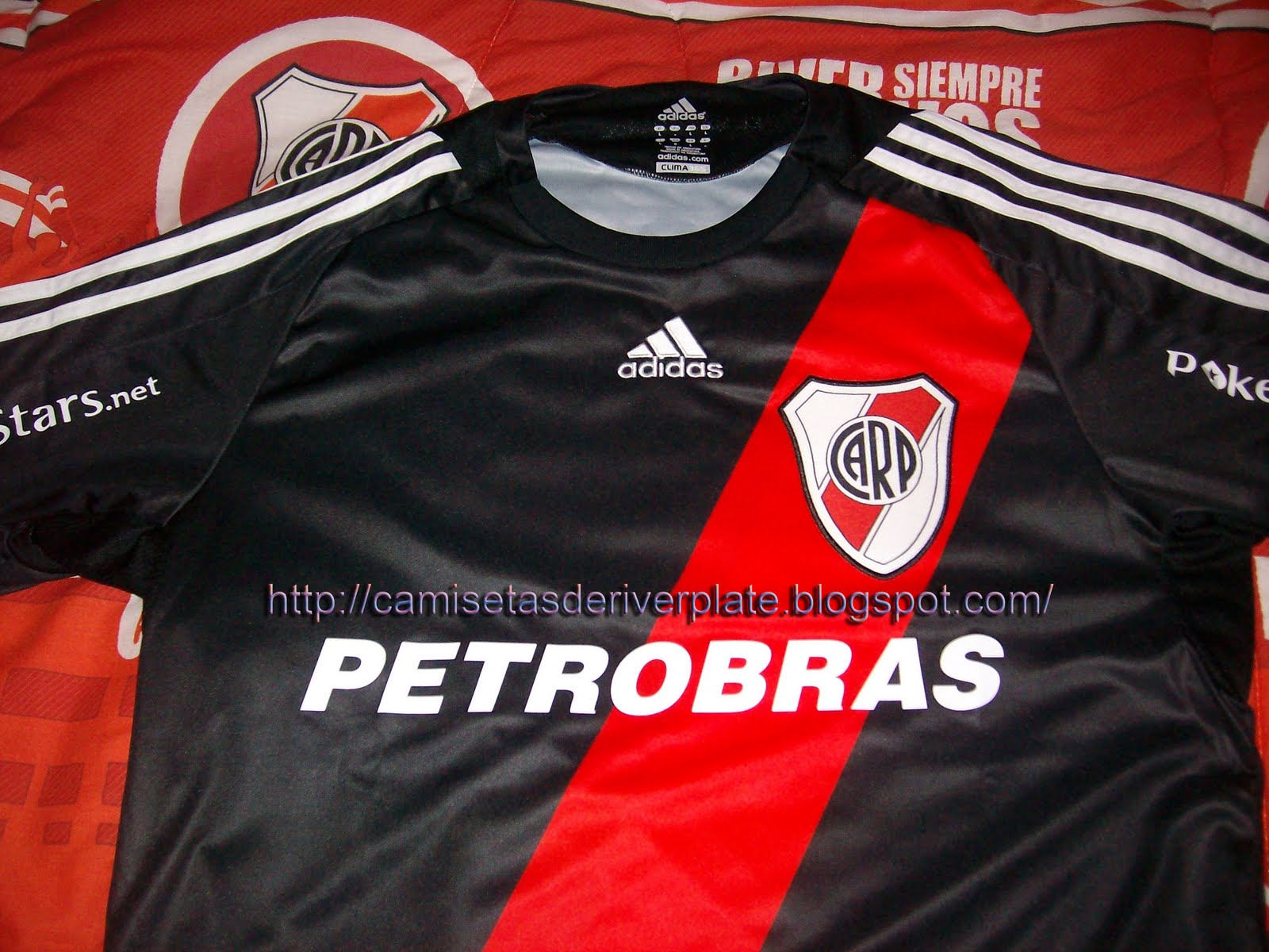 camiseta de river negra y roja